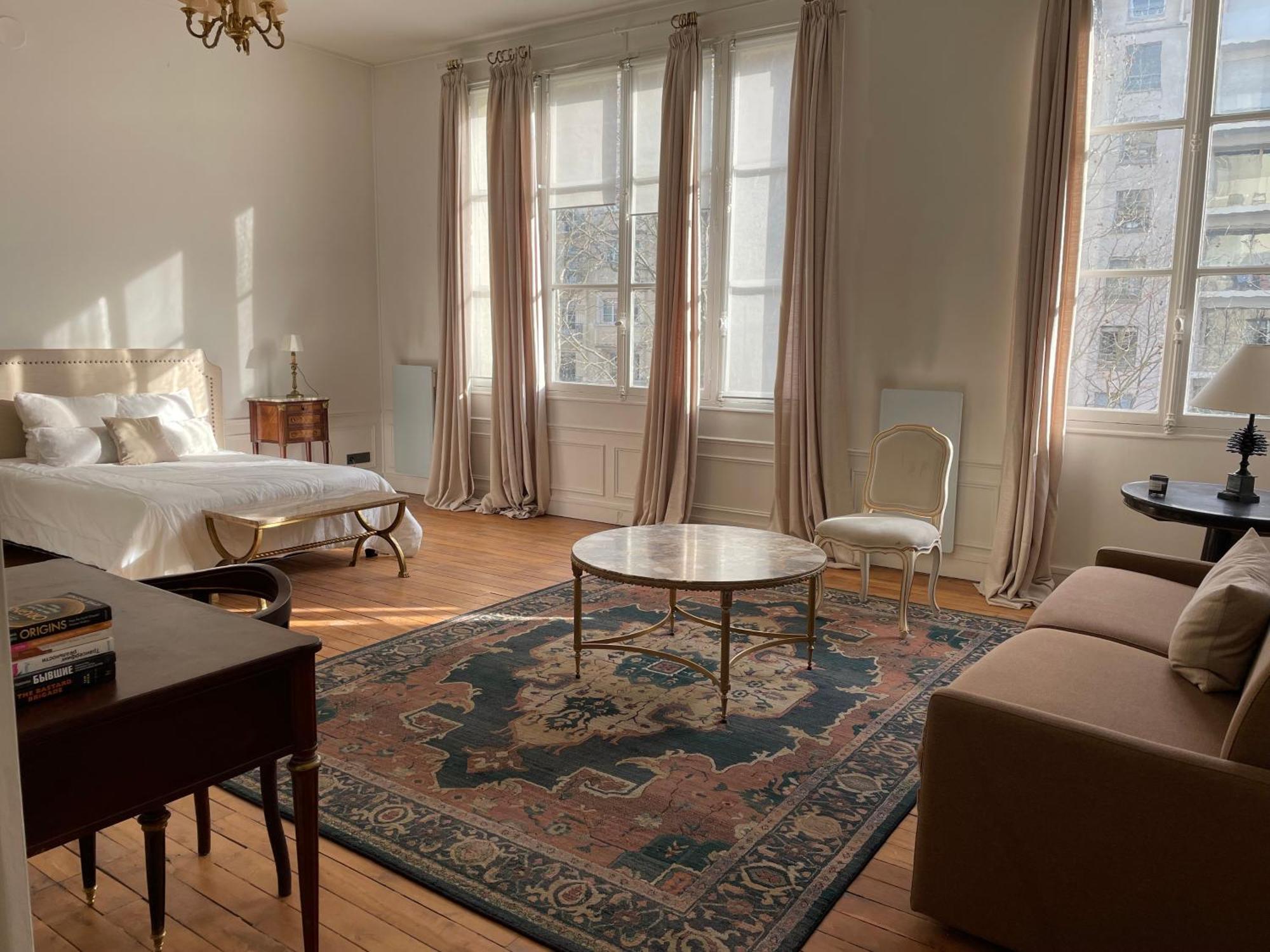 7eme Invalides/ Tour Eiffel 1er Etage Appartement *